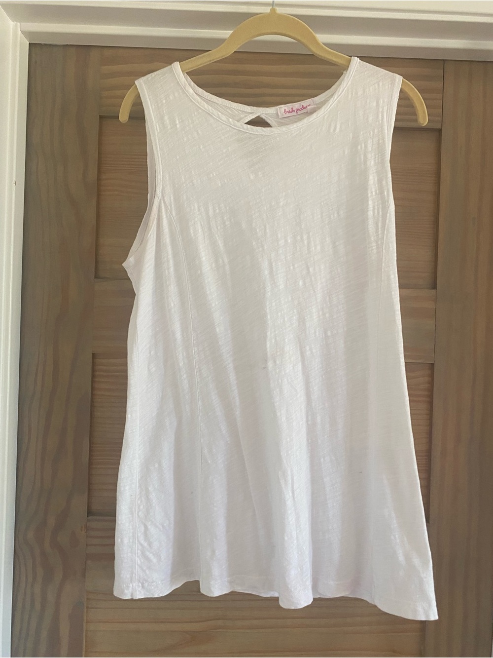fresh produce White Swing Tank with Keyhole Back